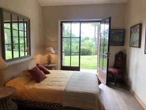 6 slaapkamers, een strijkplank/strijkijzer, wifi, beddengoed