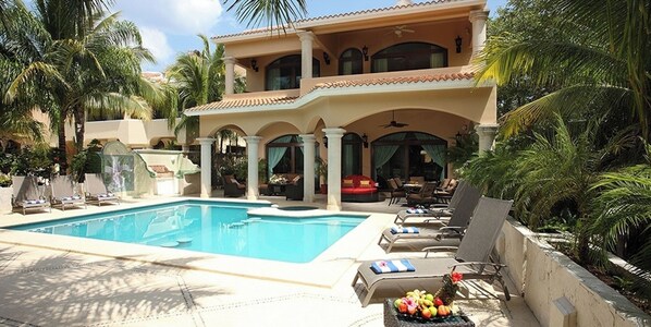 Utomhuspool och uppvärmd pool