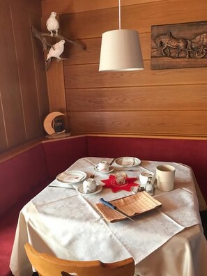 Free daily buffet breakfast  - Garni La Vara (Corvara in Badia)