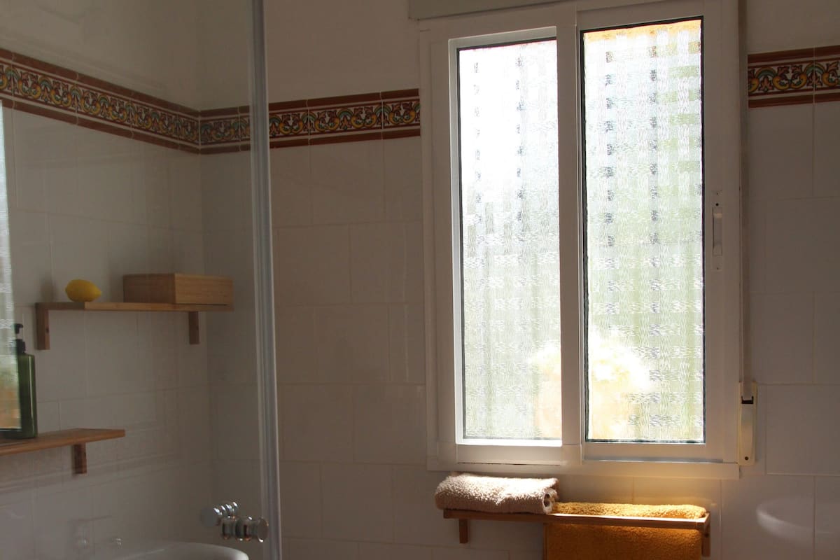 Habitación doble Deluxe | Baño | Regadera y toallas