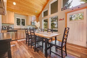 Dining - Luxury Outdoor Living!! (Ronald)