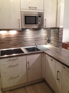 Geladeira, micro-ondas, cooktop, lava-louças