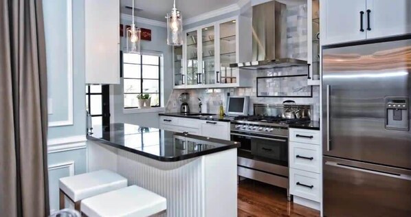 Frigorífico, microondas, horno y placa de cocina