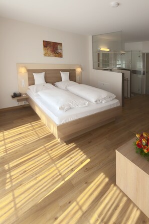 Classic Double Room | Hypo-allergenic bedding, in-room safe, desk, free WiFi - Die Krone am Fluss - Landhotel Sindringen (Forchtenberg)