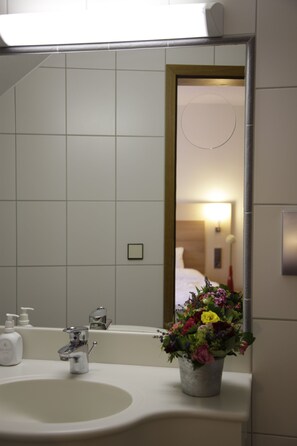 Classic Double Room | Bathroom | Free toiletries, hair dryer, towels - Die Krone am Fluss - Landhotel Sindringen (Forchtenberg)