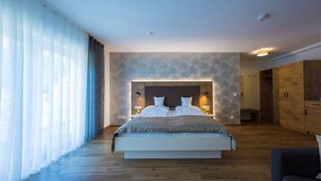 Comfort Double Room | Hypo-allergenic bedding, in-room safe, desk, free WiFi