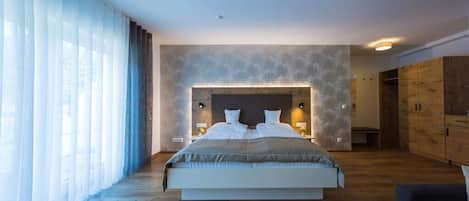 Comfort Double Room | Hypo-allergenic bedding, in-room safe, desk, free WiFi