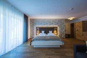 Comfort Double Room | Hypo-allergenic bedding, in-room safe, desk, free WiFi - Die Krone am Fluss - Landhotel Sindringen (Forchtenberg)