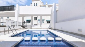 A rooftop swimming pool with a clear view of the surrounding buildings. - Lovely apartment WiFi, A/A, Parking, bike station, terrace & pool (Altea)