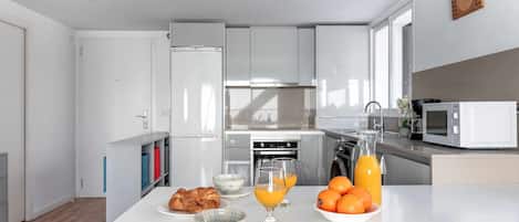 Réfrigérateur, four à micro-ondes, un four, surface de cuisson