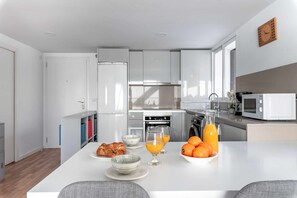 Een koelkast, een microgolfoven, een oven, een kookplaat
