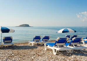 Plage à proximité, chaises longues, serviettes de plage