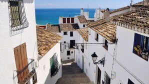 A narrow street with white buildings and terracotta roofs, leading towards the sea. - Lovely apartment WiFi, A/A, Parking, bike station, terrace & pool (Altea)