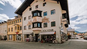 A building with a sign reading "SOUVENIR" and a shop on the ground floor. - Fantastic central Zugspitze view with parking lot  (Garmisch-Partenkirchen)