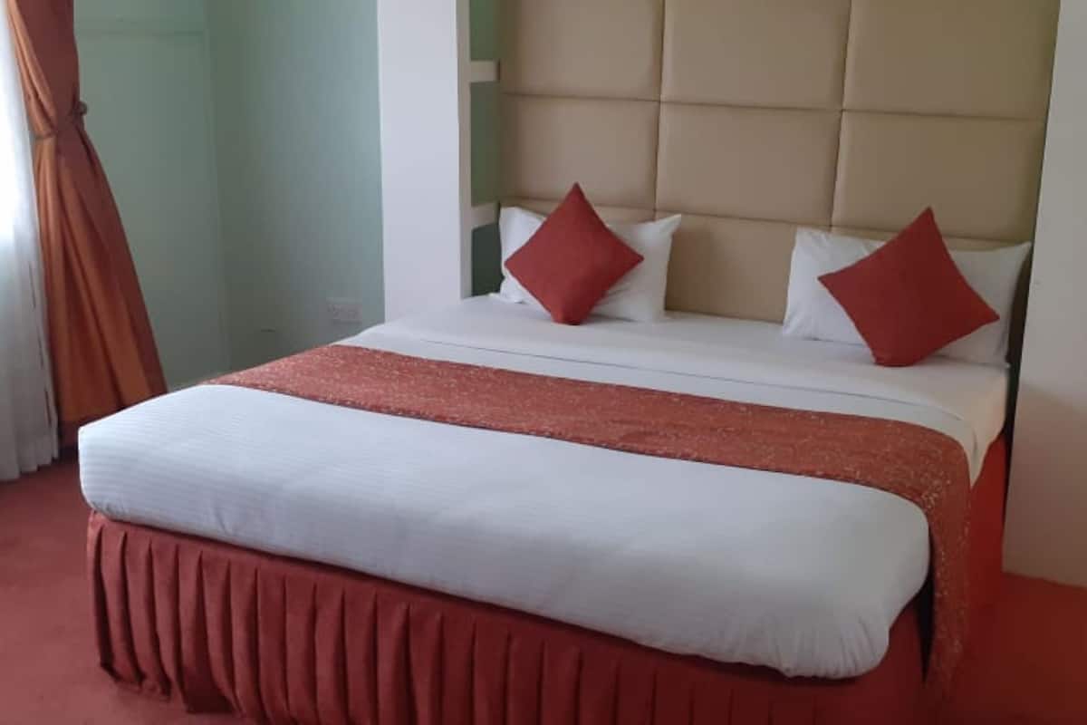 2 habitaciones, escritorio y ropa de cama