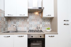 Fridge, oven, stovetop, coffee/tea maker