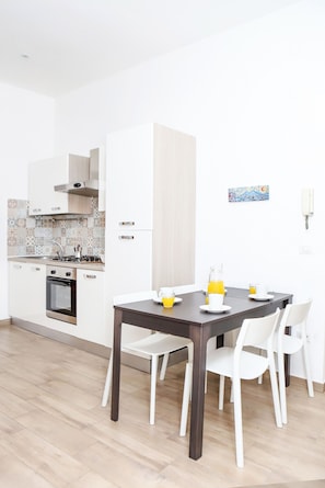 Fridge, oven, stovetop, coffee/tea maker