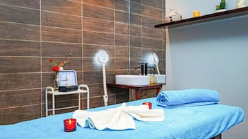 Couples treatment rooms, body treatments, hydrotherapy, aromatherapy