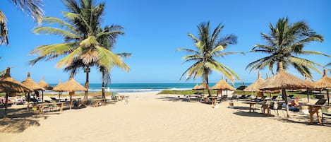 Spiaggia privata, cabine da spiaggia gratuite, lettini da mare