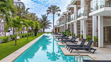Premium Room, Private Pool, Pool View | Egyptian cotton sheets, premium bedding, minibar, in-room safe