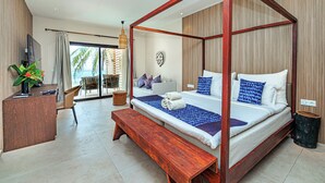 Una cama con dosel, un banco, un escritorio con una planta y vistas al exterior.
