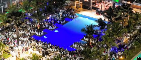 Vista frontal de la propiedad por la tarde o noche