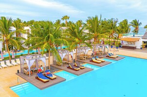 Una piscina al aire libre