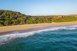 Una playa cerca, arena blanca