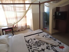 Escritorio, wifi gratis y ropa de cama