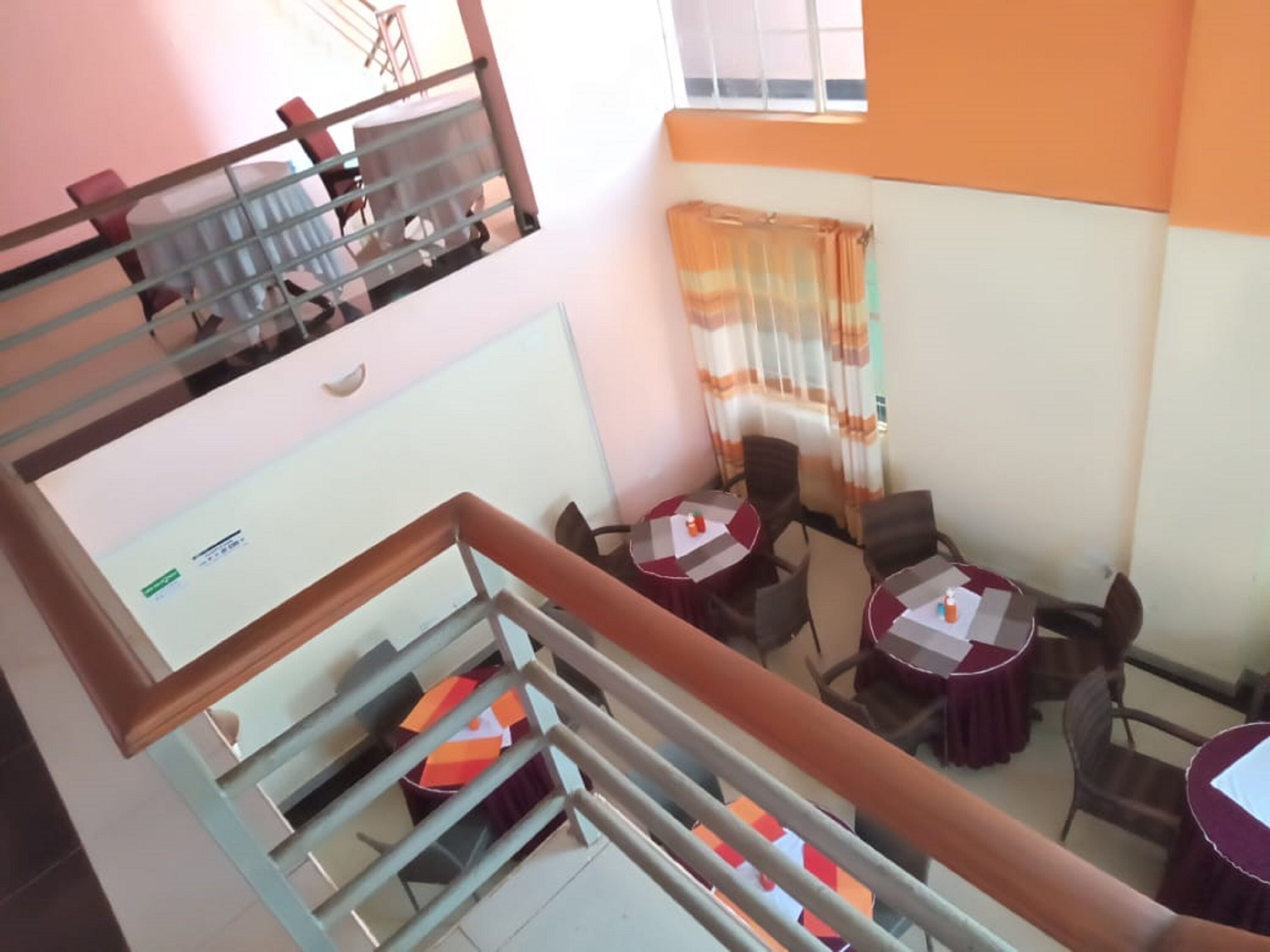 Menyajikan hidangan lokal dan internasional