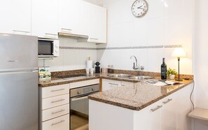 Refrigerador, microondas, horno, placa de cocina