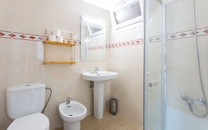 Secador de pelo, toallas, jabón, shampoo