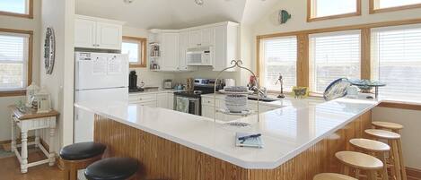 Frigorífico, microondas, horno y placa de cocina