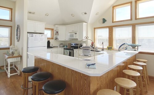 OHP, Sleeps 12, Walk to Beach, Hot Tub, 
Pool, Game Room, Family-Friendly