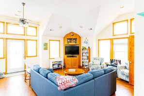 Smart TV, reproductor de DVD, futbolito y tenis de mesa 