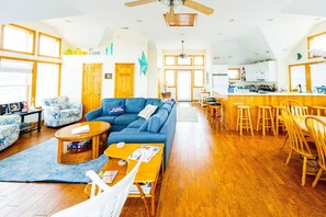 Smart TV, DVD player, foosball, table tennis - OHP, Sleeps 12, Walk to Beach, Hot Tub,
Pool, Game Room, Family-Friendly (Kitty Hawk)