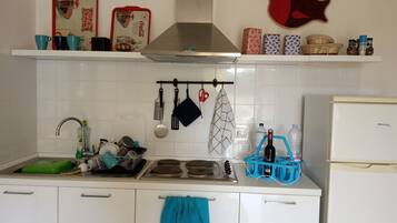 Kühlschrank, Mikrowelle, Herdplatte, Wasserkocher mit Kaffee-/Teezubehör