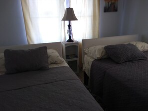 Verdunkelungsvorhänge, Bügeleisen/Bügelbrett, Bettwäsche