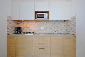 ثلاجة، ميكروويف، موقد طهي مسطح، مستلزمات طهي/أطباق/أوعية