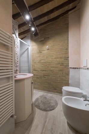 Bruser, hårtørrer, bidet, håndklæder