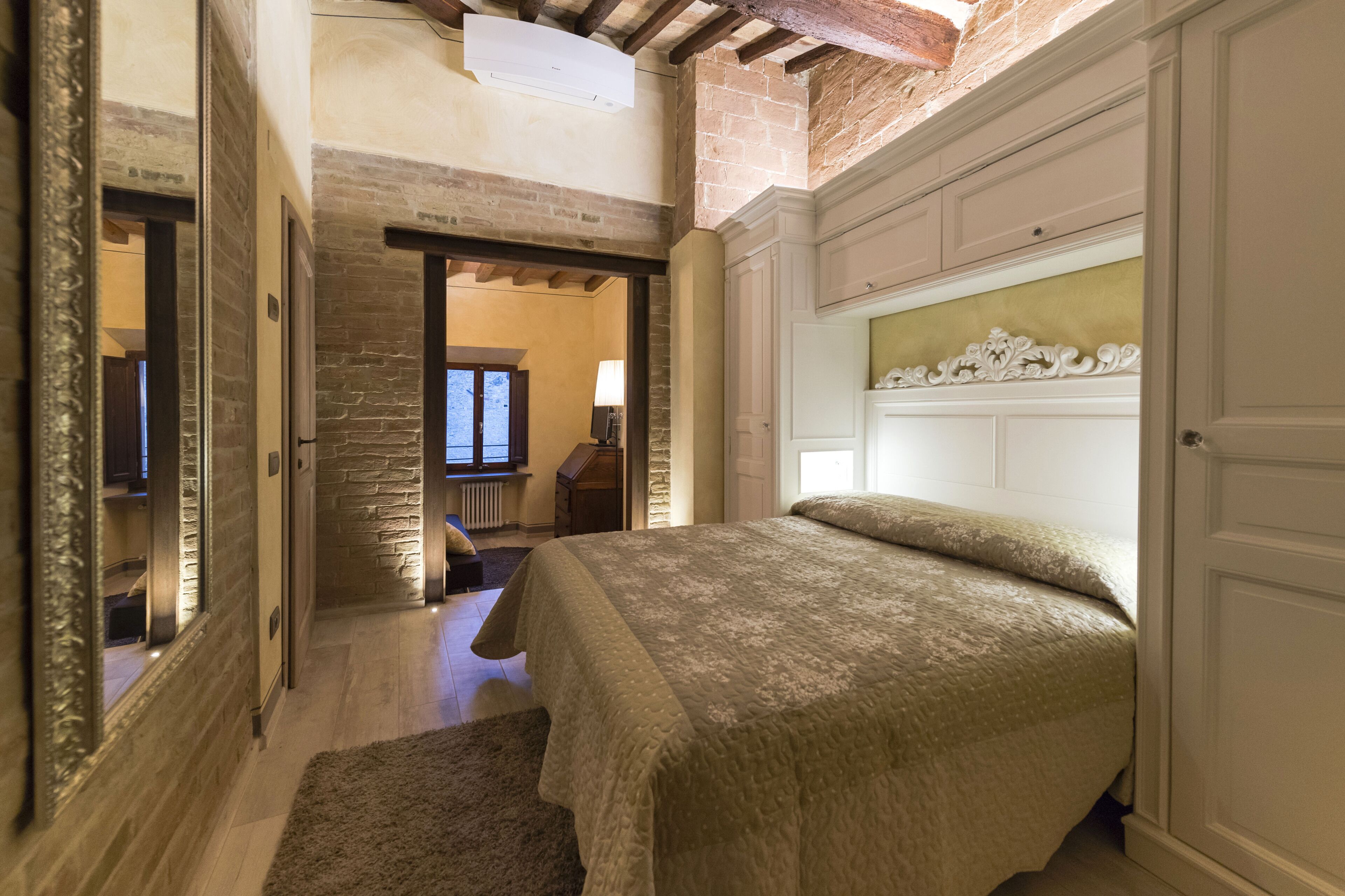 2 soverom, skrivebord, strykejern/-brett og reiseseng for barn