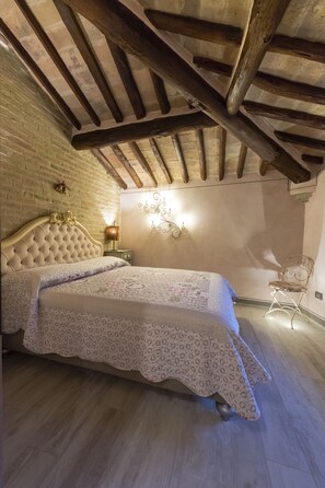 2 soveværelser, skrivebord, strygejern/strygebræt, weekendseng