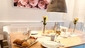 Suite (White) | In-room dining - Rosenhof-Lodge (Hanerau-Hademarschen)