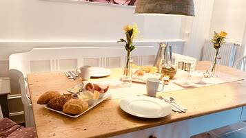 Suite (White) | Essbereich im Zimmer
