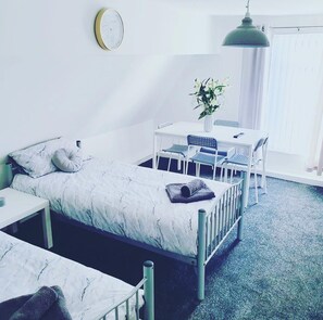 1 bedroom, laptop workspace, iron/ironing board, free WiFi - Anfield Apartments (Liverpool)