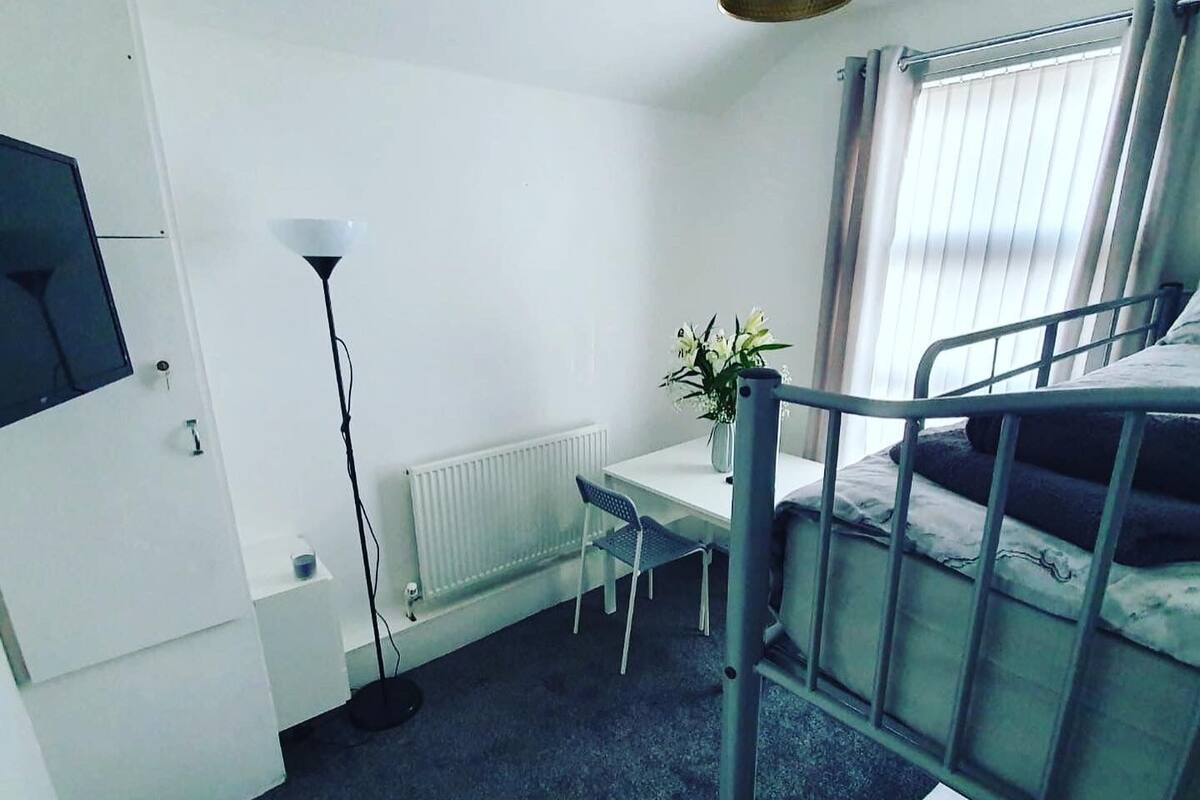 1 habitación y espacio para trabajar con laptop
