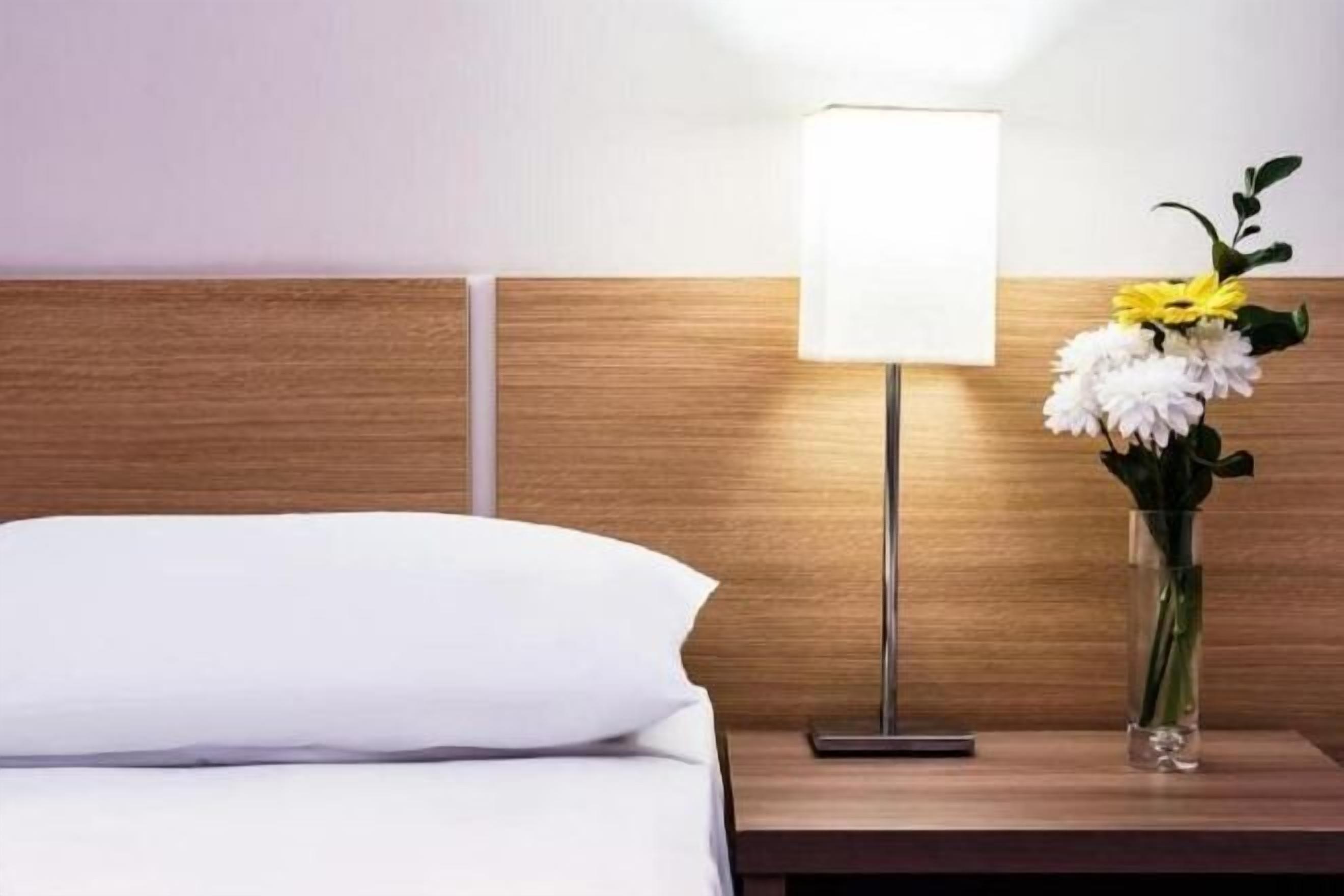 Desk, soundproofing, free WiFi, bed sheets