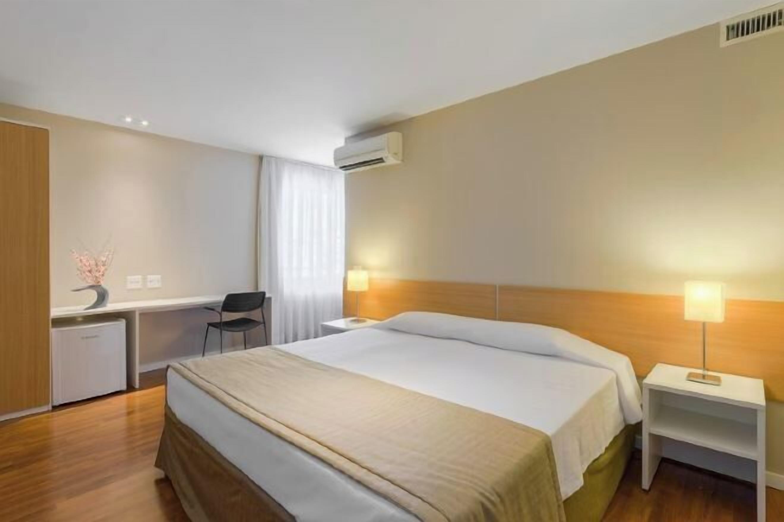 Desk, soundproofing, free WiFi, bed sheets