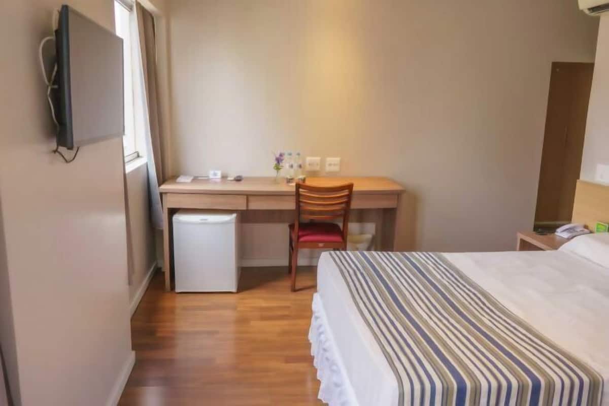 Desk, soundproofing, free WiFi, bed sheets