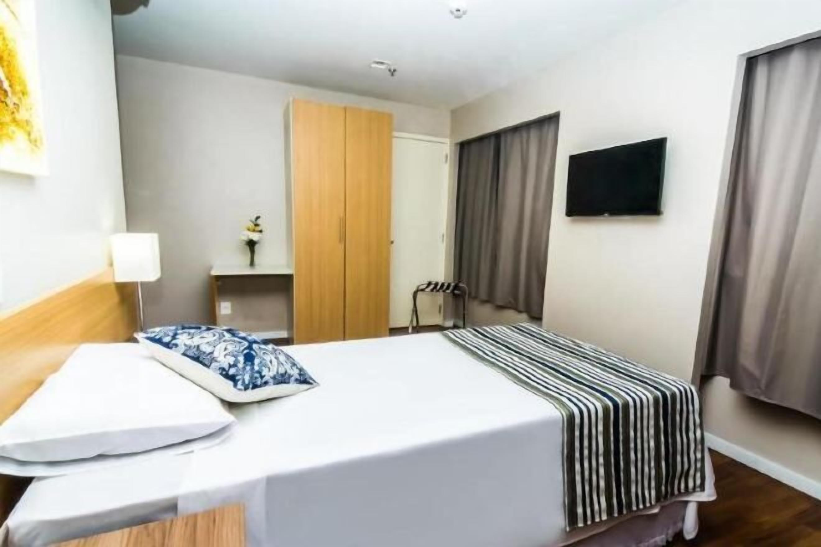 Desk, soundproofing, free WiFi, bed sheets